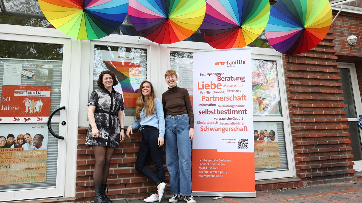 Julia Patjens, Isabel Otto und Ragna Spargel (v.l.) von Pro Familia in Cuxhaven wollen Sichtbarkeit schaffen. Foto: Werder
