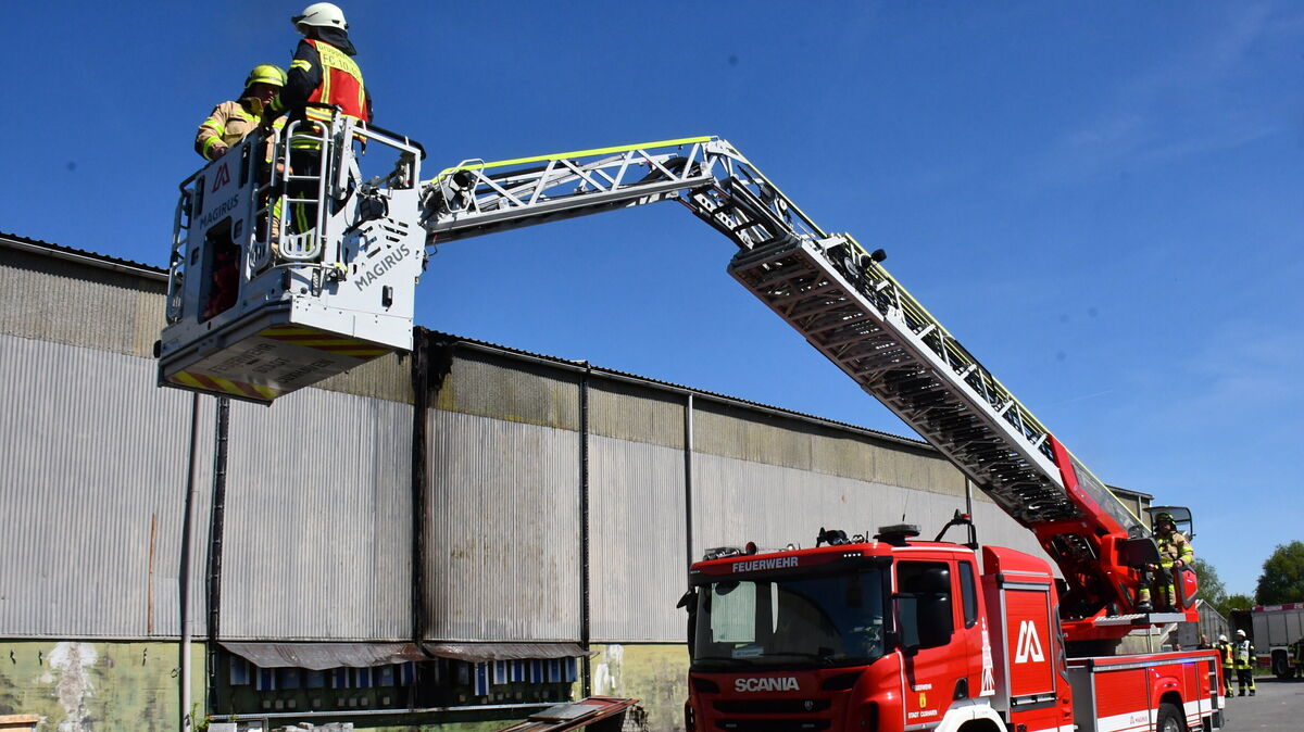 Im vergangenen Jahr kam eine Drehleiter auch in Otterndorf bei einem Brand im Gewerbegebiet zum Einsatz. Das Spezialfahrzeug musste in Cuxhaven angefordert werden. Archivfoto: Schröder