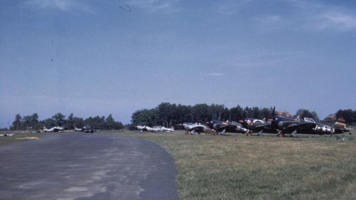US-amerikanische Flugzeuge des Typs P-47 aufgereiht auf dem Nordholzer Fliegerhorst. Das Foto stammt wahrscheinlich aus dem Juni 1945.  Foto: USAAF / National Archives (NARA) / Archivnummer FRE7430