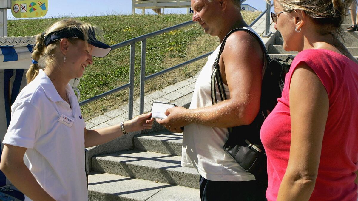 Mit einer Gästekarte weisen Urlauber am Strandzugang nach, dass sie Gästeneitrag bezahlt haben. Als eine von zwei "Säulen" zur Finanzierung des öffentlichen touristischen Aufwands soll die Abgabe auch in kommenden Jahren bestehen bleiben. Foto: CNV-Archiv / Adelmann