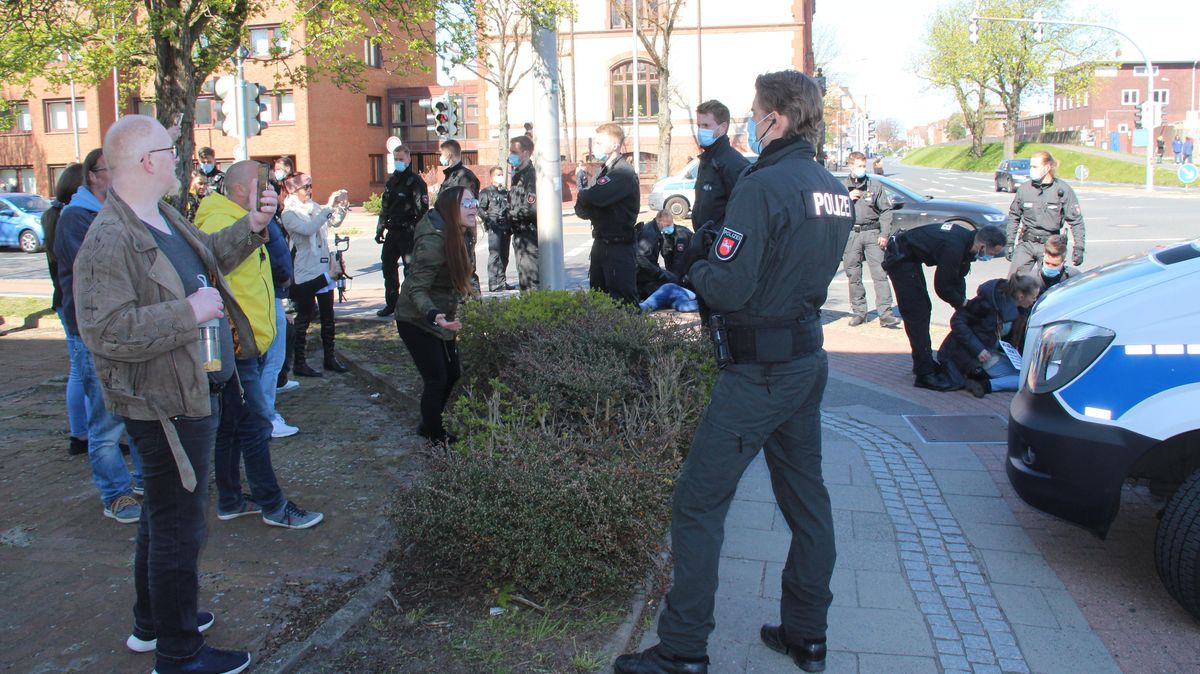 Die Polizei zeigte große Präsenz und löste die "Querdenker"-Demo am Sonntag schnell auf genauso wie ein augenscheinlich provoziertes Handgemenge. Foto: Kramp