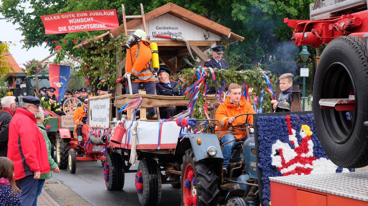 Feuerwehr-Karneval in Lüdingworth: Es war ein Festumzug zum Gucken und Genießen. Viele Menschen waren auf der Straße. Foto: Tonn