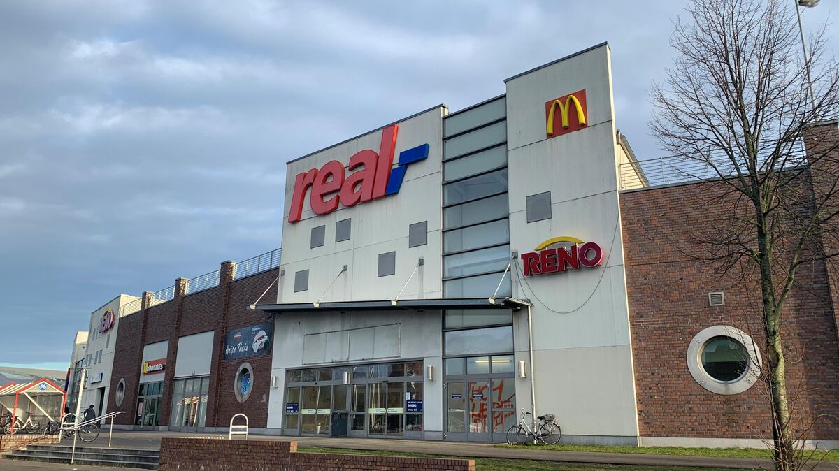 Seit der Schließung des Real-Marktes in Cuxhaven hat sich nicht viel getan - jetzt könnte aber Bewegung in die Sache kommen. Foto: May