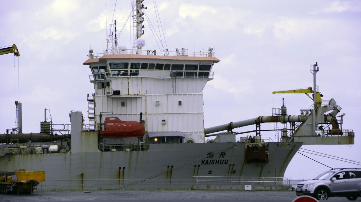 Das Baggerschiff "Kaishuu" liegt weiter im Cuxhavener Hafen. Die Crew hat das Schiff allerdings mittlerweile verlassen. Foto: Rohde