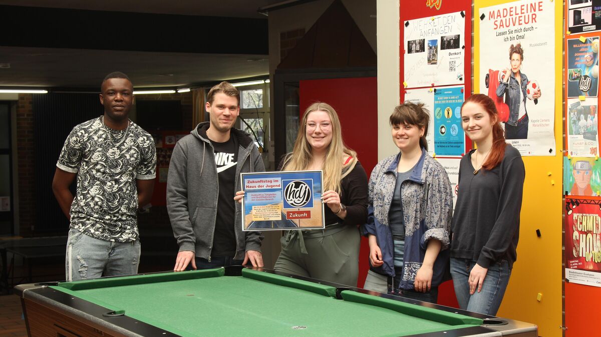 Was so alles in den sozialen Berufen möglich ist? Bamory Mampaka ("Mo"), Julian Horch, Anna-Lena Friebe, Theresa Reif und Chantal Grade (v.l.) wissen es und erzählen gern beim Zukunftstag mehr über Möglichkeiten in Schule, Ausbildung und Studium. Foto: Reese-Winne