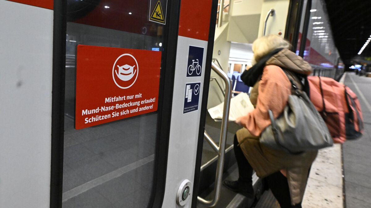 Nach einem Vorstoß des schleswig-holsteinischen Ministerpräsidenten zur Abschaffung der Maskenpflicht in Bussen und Bahnen hat sich Niedersachsens Landeschef Stephan Weil klar positioniert. Foto: /dpa