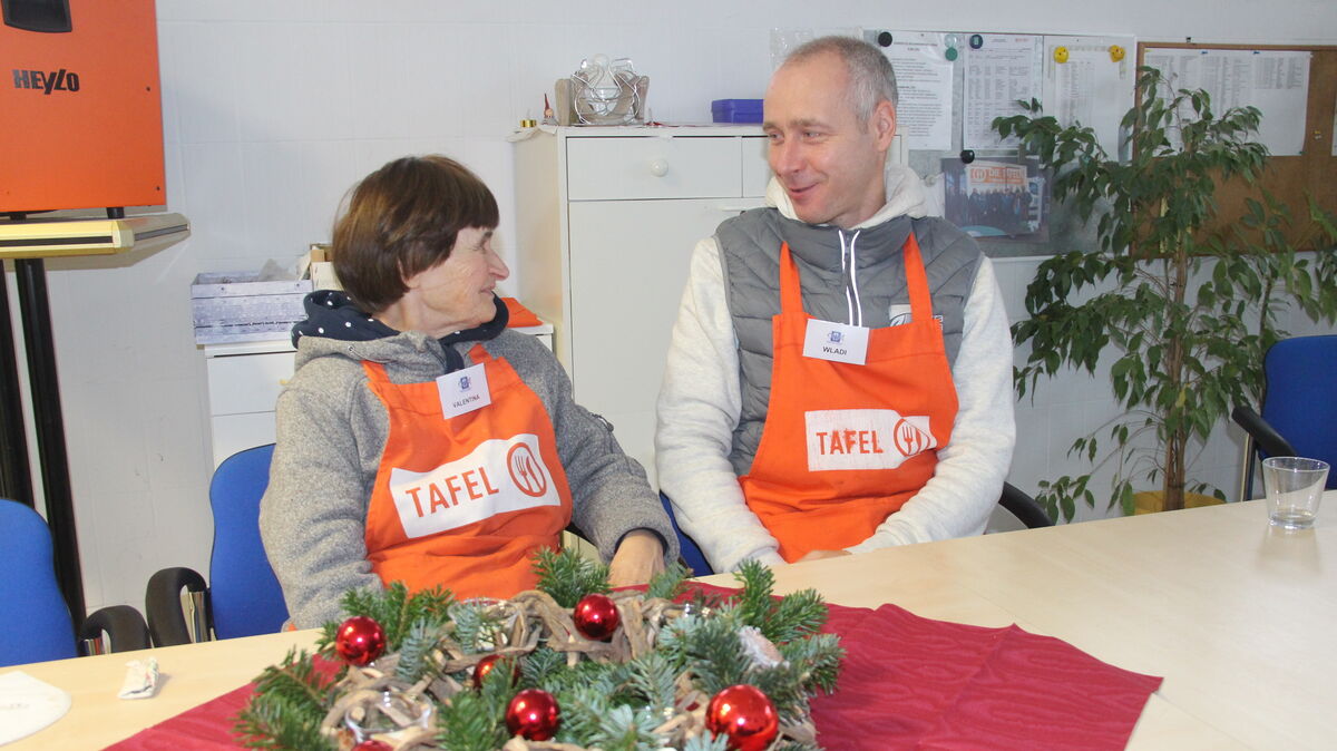 Valentina und Wladi sind mit ihren Familien aus der Ukraine geflüchtet. Sie arbeiten als ehrenamtliche Helfer bei der Tafel in Cuxhaven mit - gerade auch aus Dankbarkeit, weil sie selbst hier Unterstützung finden. Foto: Kramp