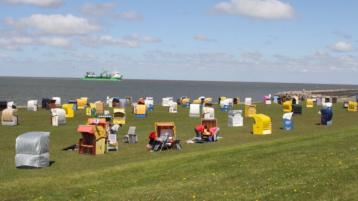 So kennen Einheimische und Gäste den Grünstrand in Cuxhaven im Sommer. Doch in diesem Jahr wird der Strandkorb-Saisonstart in der Grimmershörnbucht verschoben. Archivfoto: Reese-Winne