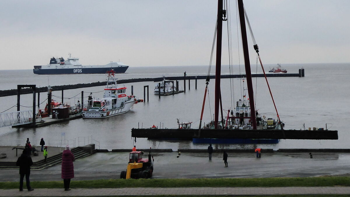 Zu einer Bergungsaktion ist es am Dienstag im Fährhafen gekommen. Ein Ponton war im Dezember gesunken. Beobachtet wurde der Einsatz von mehreren Passanten. Foto: Baumann