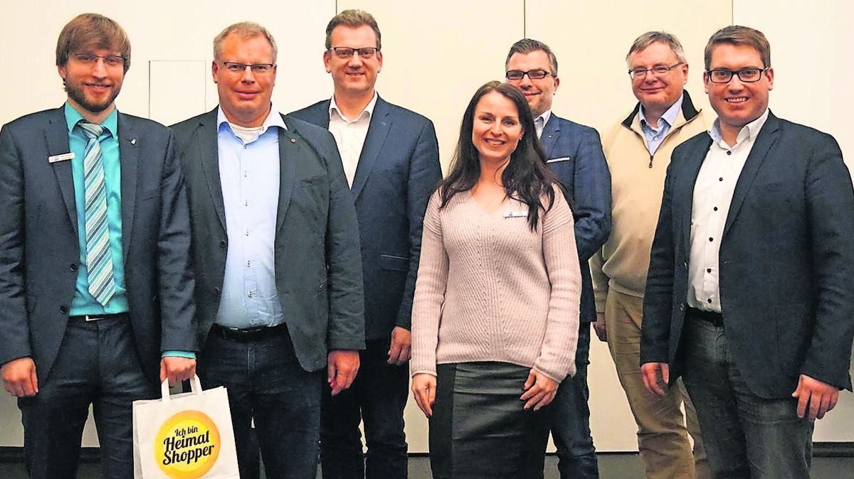 Sie trafen sich zum Informationsaustausch: Eike Koopmann (IHK Stade), Bernd Hunger (Gewerbeverein Cadenberge), Michael Diehr (Gewerbeverein Cadenberge), Kathrin Wiellowicz (IHK Stade), Torsten Wienberg (Gewerbeverein Börde Lamstedt hat´s), Wolfgang Hilbig (Gewerbeverein Drochtersen), Frank Steffens (Unternehmergemeinschaft Hemmoor). Foto: red