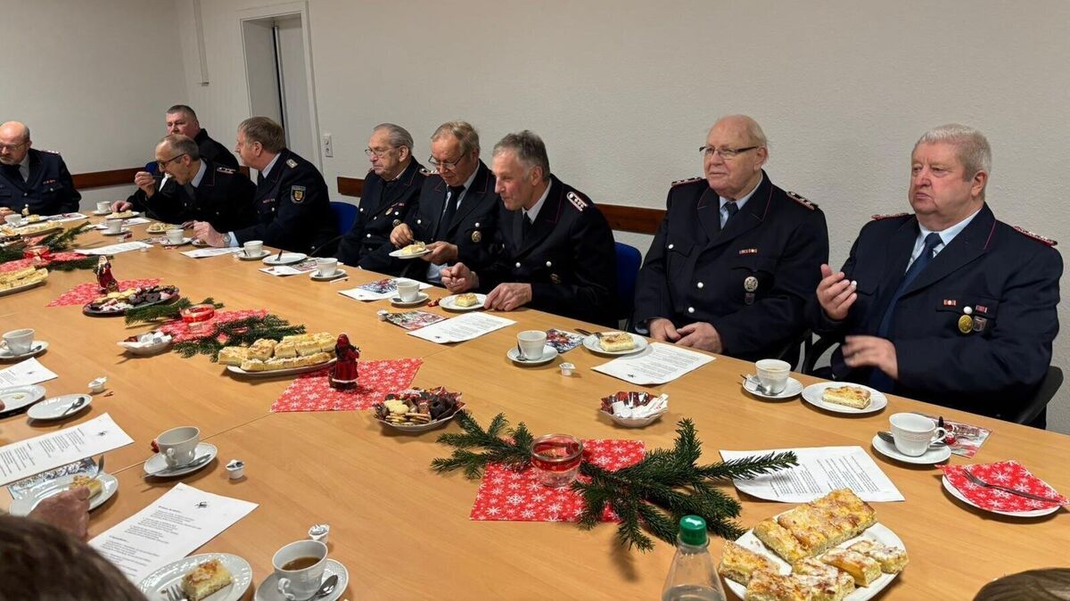 18 Kameraden der „alten Garde“ freuen sich sehr: Sie folgen der Einladung des Ortskommandos und singen Weihnachtlieder bei Kaffee und Kuchen. Foto: Feuerwehr Wanna