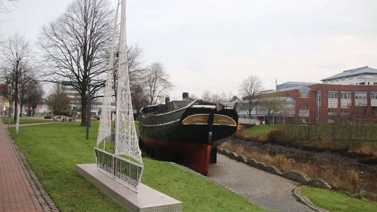 Seit Dezember 2022 ist die „Hermine“, deren Rigg einst die Innenstadt zierte, ihrer Masten und des Klüverbaums beraubt. Dafür ziert in der Weihnachtszeit ein stilisiertes Schiff den Schleusenpriel. Foto: Potschka