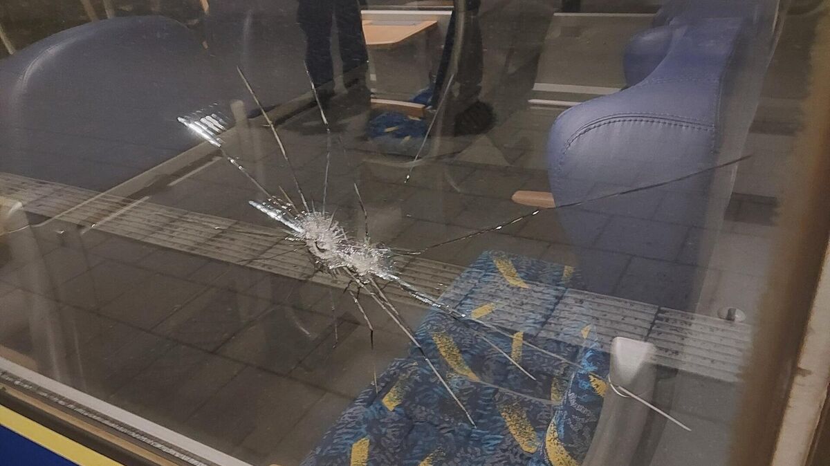 Die Fensterscheibe wird beim Steinwurf beschädigt. Foto: Bundespolizei