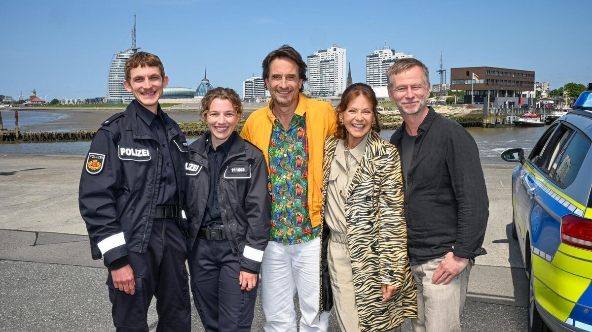 „Die wilde Hilde“ (Arbeitstitel), der dritten Film der Reihe „Mord oder Watt?“, spielt auch an der südlichen Geestemole. V.l.: die Darsteller Joshua Seelenbinder, Antonia Bill, Oliver Mommsen und Angela Roy mit Regisseur André Erkau. Foto: Scheschonka