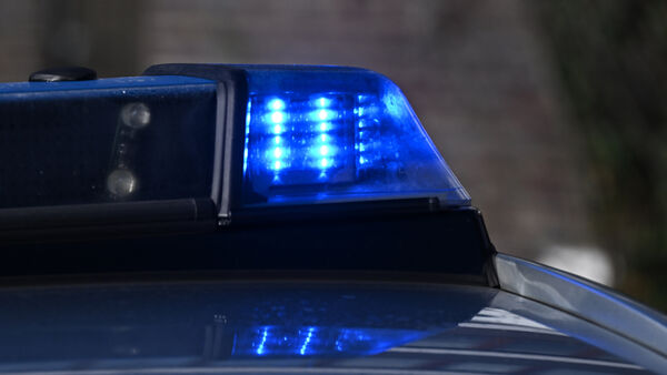 Oberndorf: Mülltonne auf der B73 sorgt für Unfall - Polizei sucht Zeugen