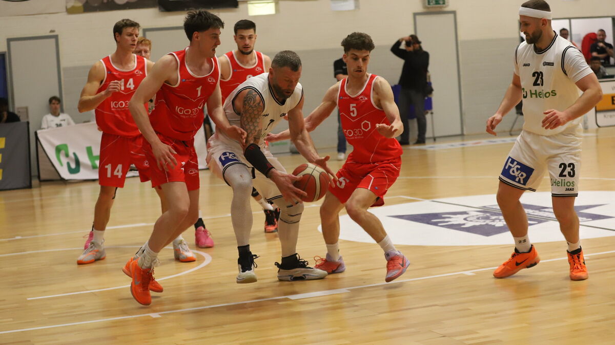 Lukas Dawidowski schnappt sich den Ball, Jannes Koeppen (rechts) ist bereit, einzugreifen. Foto: Witthohn