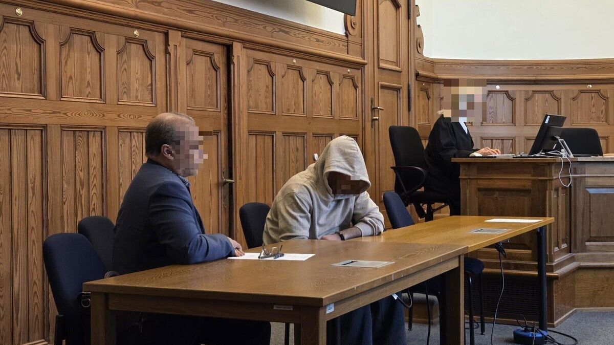 Der Angeklagte sitzt während des Prozesses um versuchten Mord im Landgericht Stade neben seinem Dolmetscher. Eine angespannte Atmosphäre herrscht im Saal 209 des Landgerichts Stade. Foto: Brettschneider
