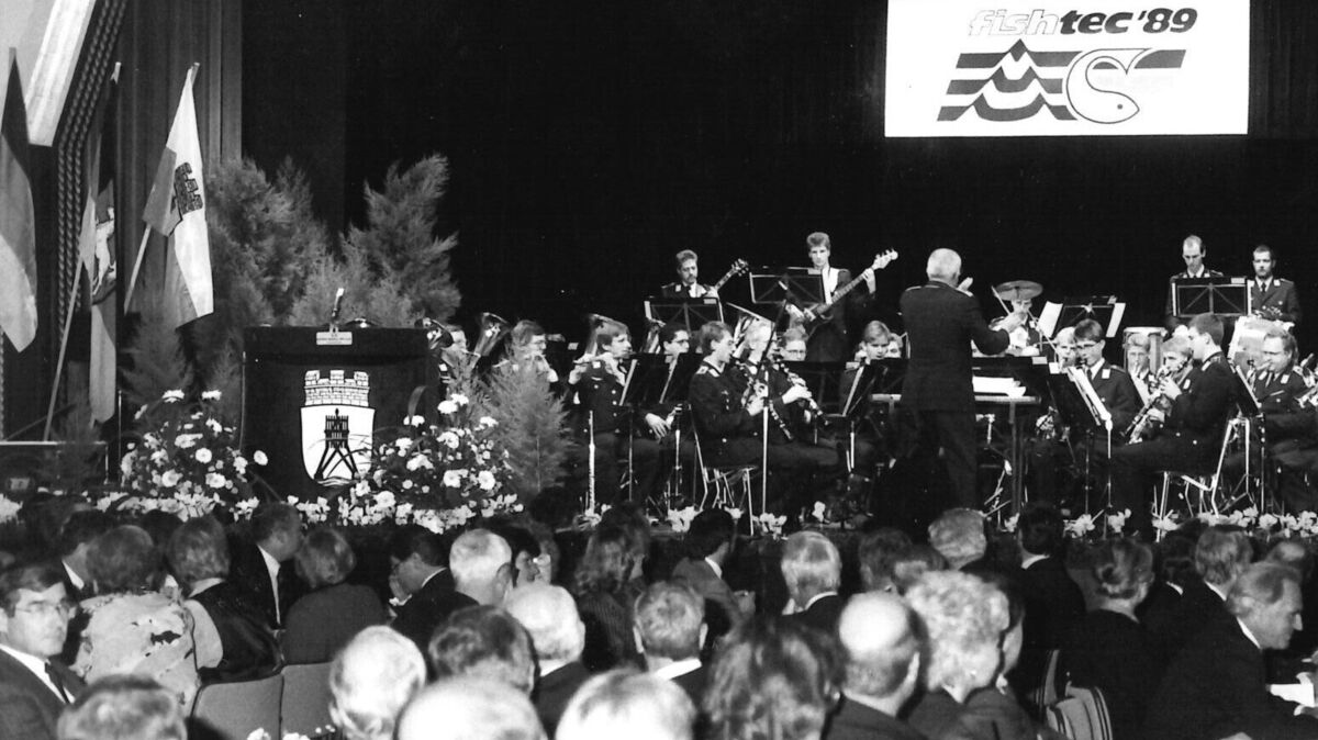 Eröffnungsgäste der im Oktober 1989 ausgerichteten Messe "Fishtec": Das Veranstaltungszentrum in Döse verwandelte sich in einen Besuchermagneten für Fachpublikum aus ganz Europa. Foto: CNV-Archiv