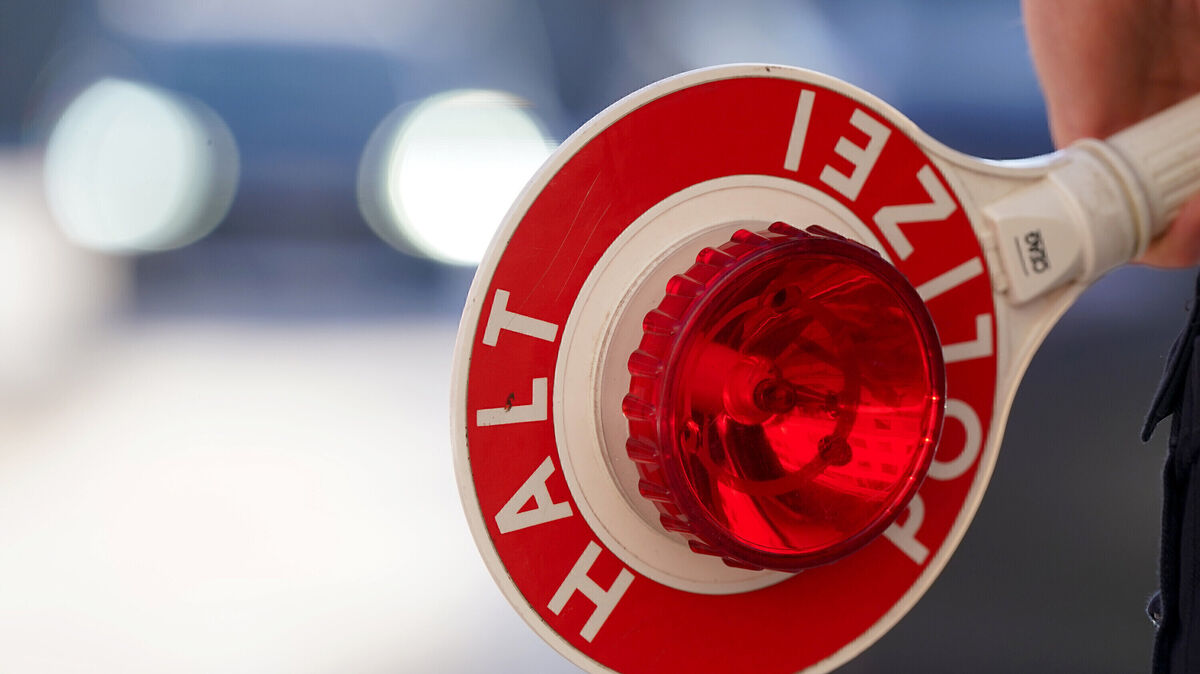 Der mutmaßliche Fahrer soll laut Polizei ohne Führerschein und ohne Versicherungsschutz unterwegs gewesen sein. Foto: Brandt/dpa