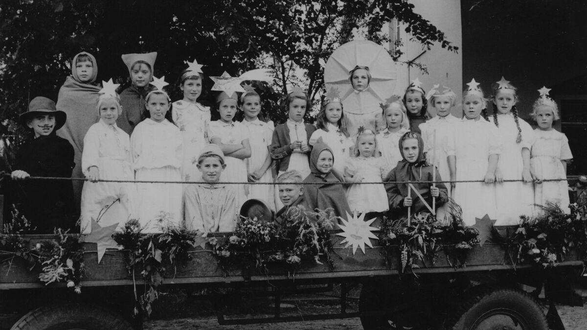 Bei der Kostümierung für den Festumzug durch Gudendorf wurde viel Mühe in die Kostüme gesteckt. Als Sonne, Mond und Sterne grüßten die Kinder hier in den 50er-Jahren vom Wagen. Foto: Sammlung Ortsrat Altenwalde