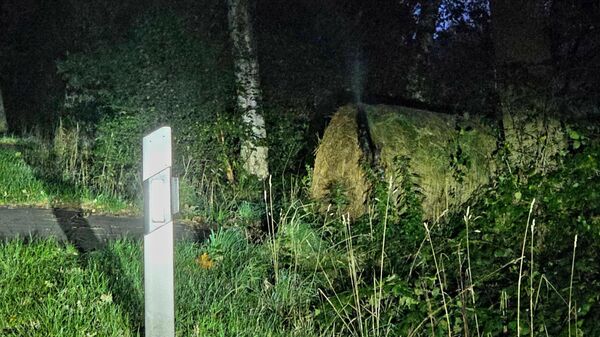Autofahrer sieht Feuer in Stinstedt: Rundballen brennt an Straße