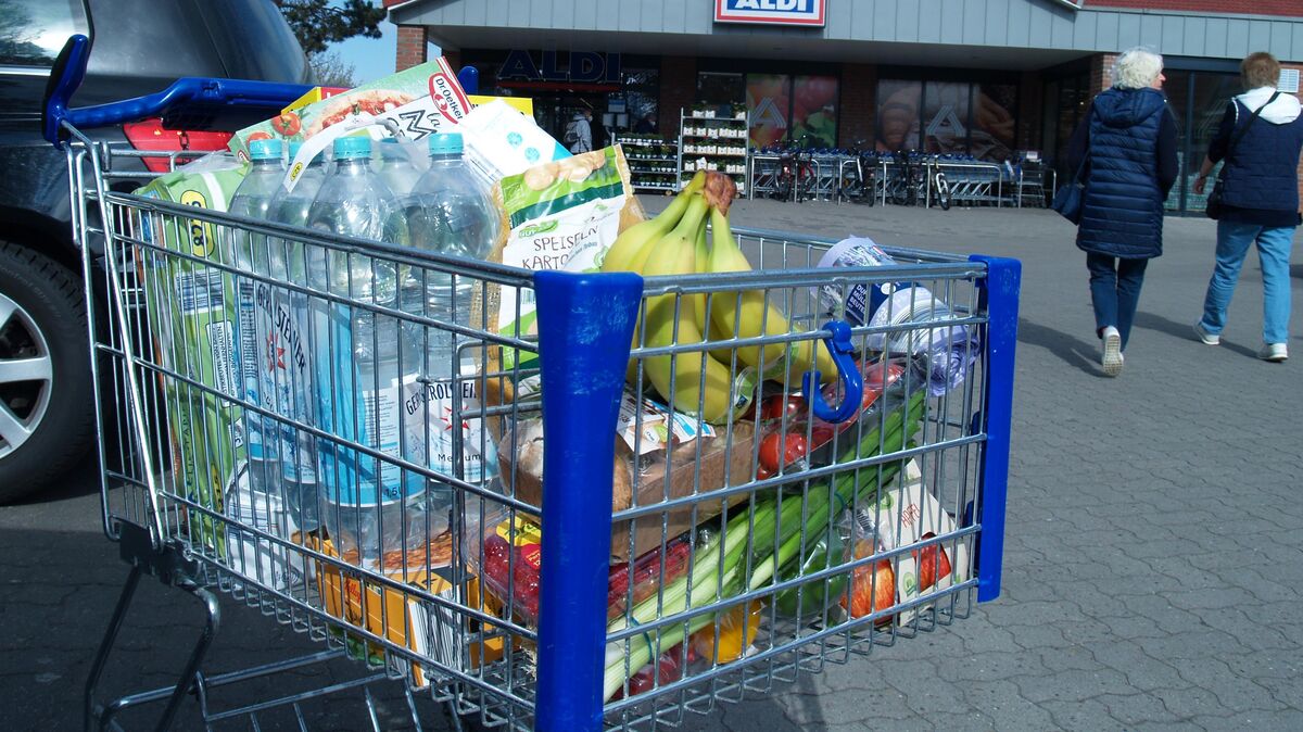 Der Wocheneinkauf wird auch bei Discountern wie beim Aldi immer teurer - dieser Wagen ist 110,90 Euro Wert. Die App smhaggle soll beim Sparen helfen. Foto: Bohlmann-Drammeh