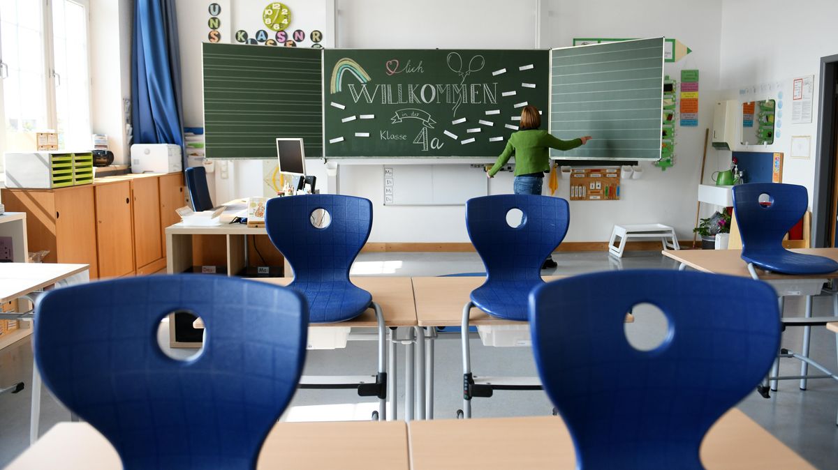 Leere Klassen, weil Kinder in Quarantäne müssen soll es künftig möglichst nur noch kurz geben: Im Landkreis Cuxhaven gilt ab diesem Freitag die Fünf-Tage-Freitesten-Regel. Foto: Angelika Warmuth/dpa