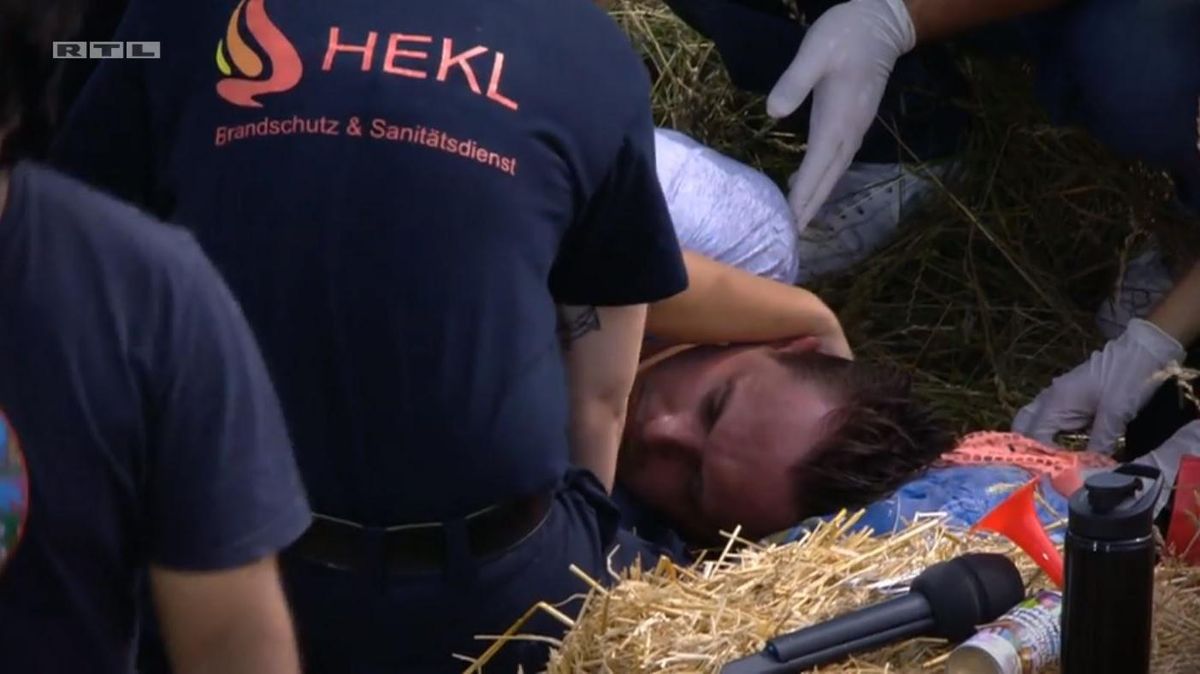 Tim Sandt ging bewusstlos zu Boden und musste von Sanitätern behandelt werden. Anschließend ging es per Rettungswagen ins Krankenhaus. Foto: Screenshot TVNOW