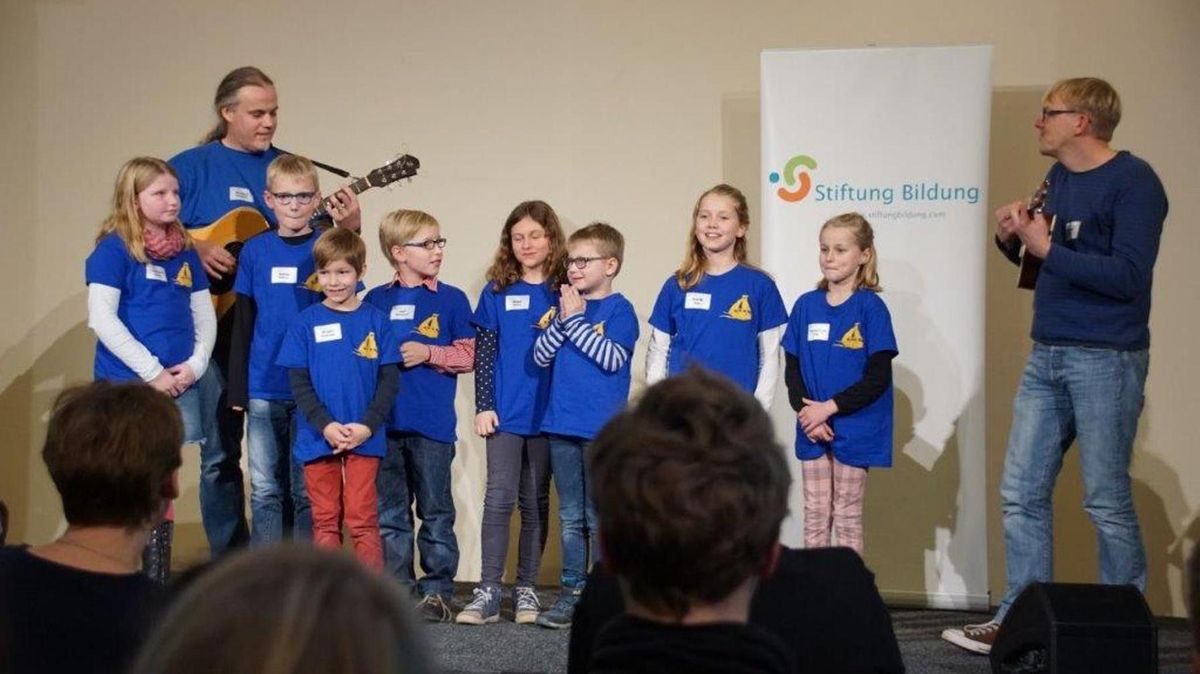 Die Kinder der Grundschule Neuhaus sangen bei der Verleihung des Nachhaltigkeitspreises der Stiftung Bildung in Berlin Lieder aus ihrem Musical "Müllpiraten". Foto: GS Neuhaus