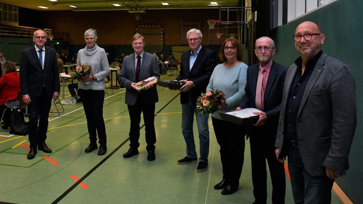 Fünf der insgesamt neun bisherigen Ratsmitglieder wurden vom neuen Samtgemeindebürgermeister Jan Tiedemann (l.) und Johannes Schmidt (r.), der die Samtgemeinderatssitzung zu Beginn leitete, verabschiedet. Dazu gehörten Jutta Popp (2.v.l., BgH), Ulrich Korff (3.v.l., CDU), Peter Tank (M., Bürgerforum), Petra Jacobi (SPD) und Willy Stöwer (2.v.r.). Foto: Schröder