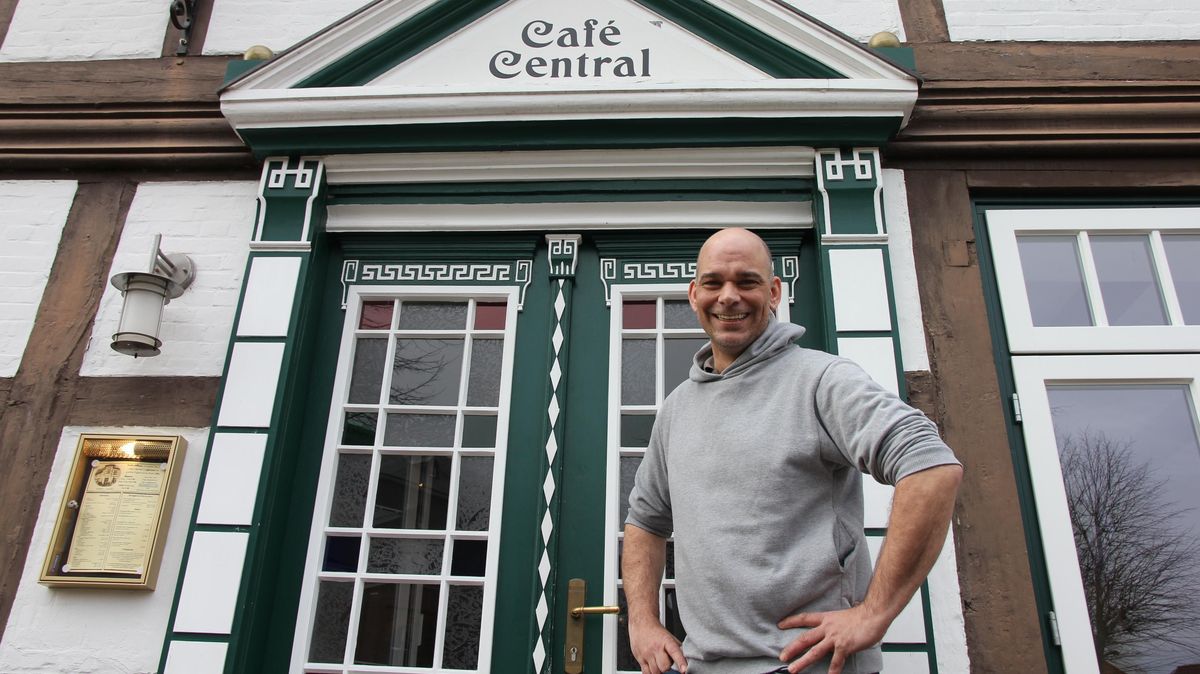 Vom Hamburger Feuerschiff in den Schwebefährenort: Oliver Porth vor seinem historischen "Café Central" in der Ortsmitte von Osten. Foto: Grewe