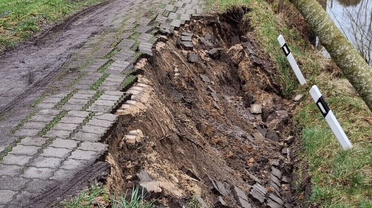 Ein in den sozialen Netzwerken veröffentlichtes Foto von der beschädigten Böschung und dem aufgerissenen Pflaster verbreitete sich in Windeseile. Foto: Facebook/Klenner