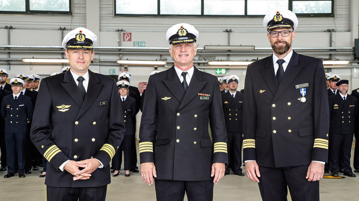 Von links: Fregattenkapitän Klaus Lund, Kapitän zur See Oliver Ottmüller und Fregattenkapitän Stephan von Hanneken bei der Kommandoübergabe. Foto: MFG 3