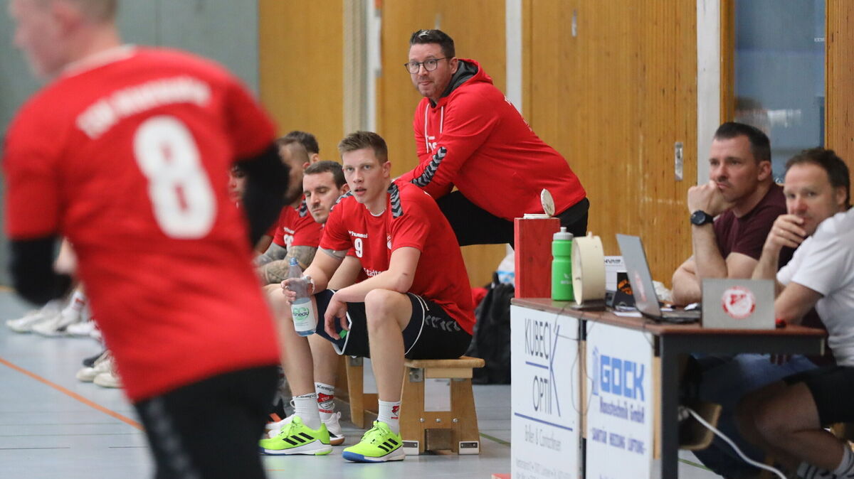 Trainer Daniel Schnautz und die Bank des TSV Altenwalde mussten die nächste Niederlage einstecken. Foto: Unruh