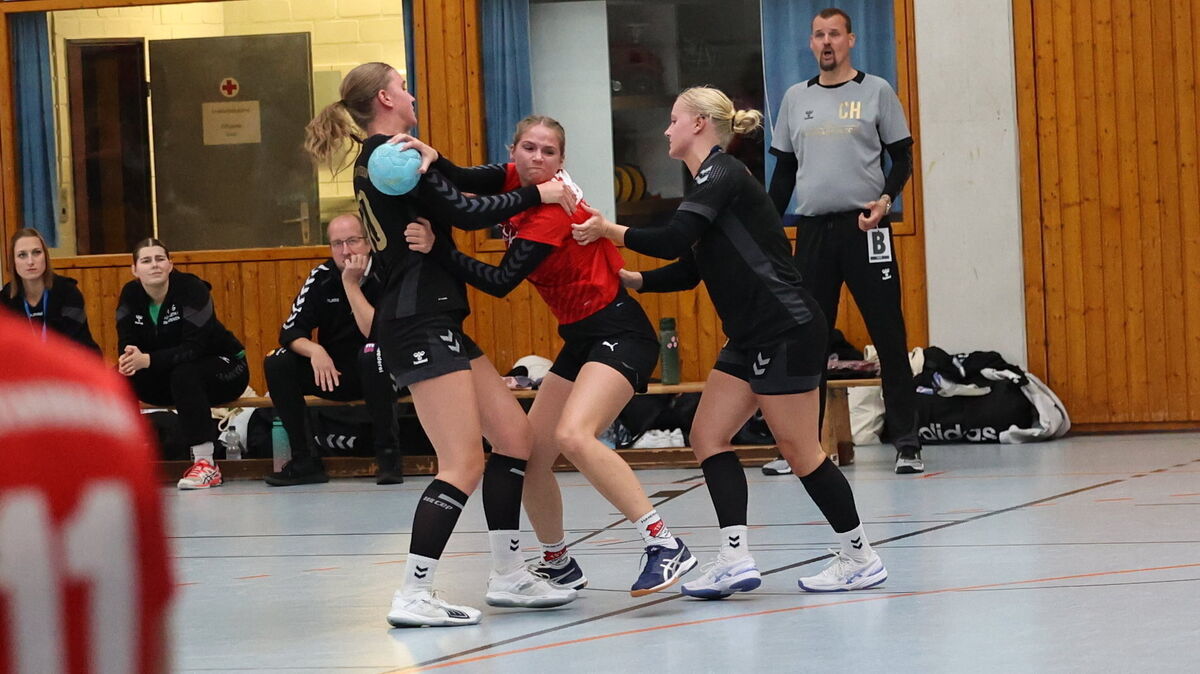 Lea Stammer vom TSV Altenwalde im Zweikampf: Die Spielerin hat im Spiel gegen die HSG Bützfleth/Drochtersen einen persönlichen Fortschritt gemacht. Foto: May
