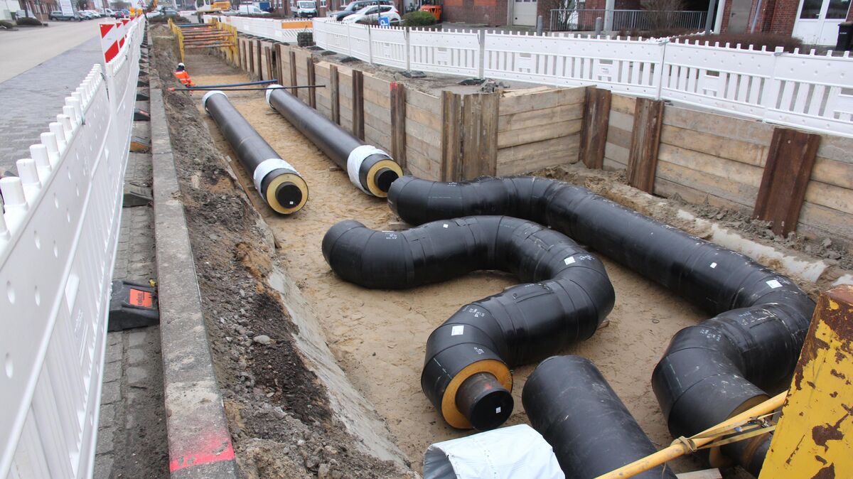 Im Hoheitsbereich von Hafenbetreiber NPorts, hier in der Neufelder Straße, liegen die Rohre für das spätere Fernwärmenetz bereits. Foto: Sassen