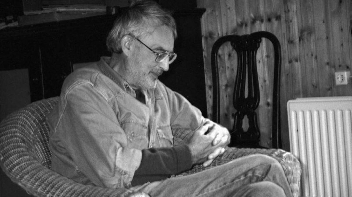 Der Schriftsteller Helmut Salzinger in seinem letzten Lebensjahr 1993 auf seinem Gehöft in Odisheim, das er "Head Farm" nannte. Foto: Michael Kellner