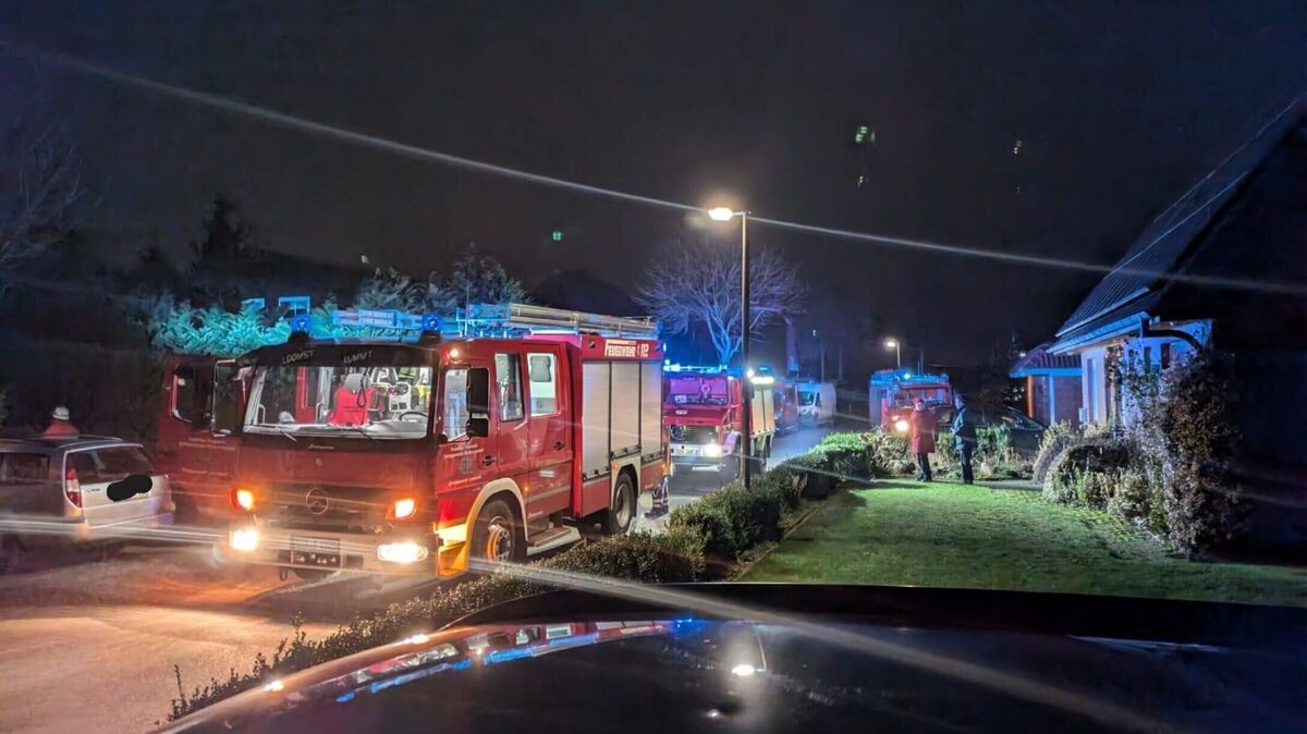 20 Einsatzkräfte der Feuerwehr Lamstedt sind am Einsatzort und machen eine Nachkontrolle, nachdem der Anwohner das Feuer weitgehend gelöscht hat. Foto: Lange