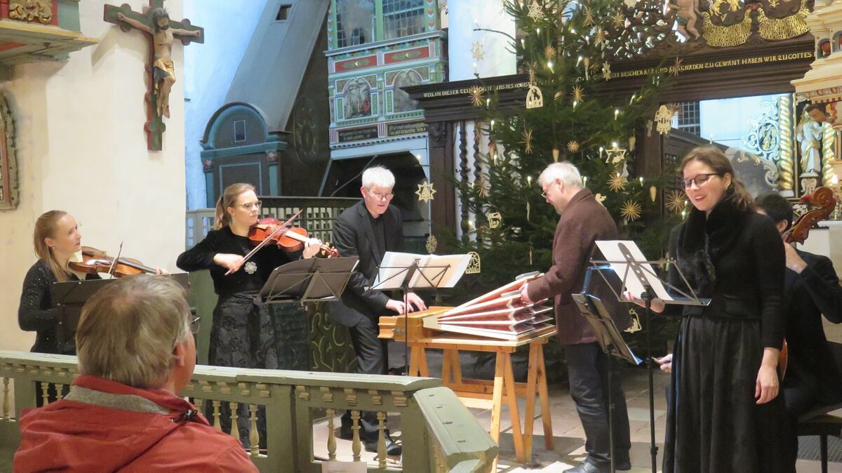 Sie musizierten am Freitagabend in St. Jacobi Lüdingworth im Kirchenschiff und auf der Orgelempore: das Ensemble „Beatus Vir“. Foto: Cordes