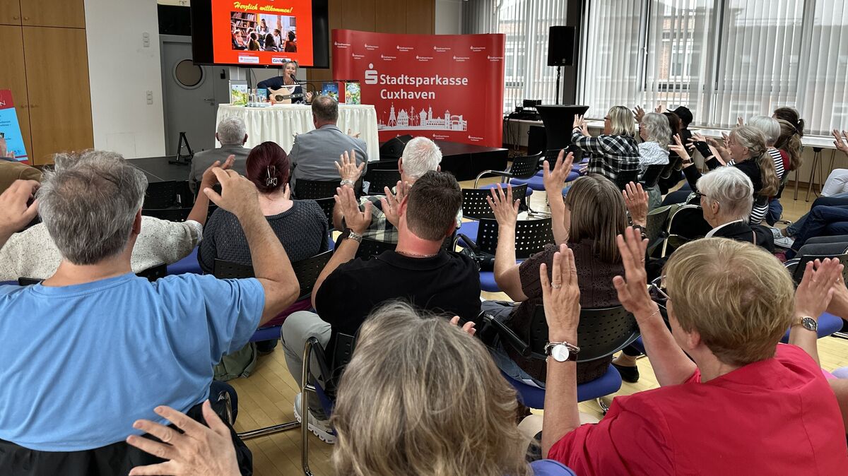 Der Jubiläumsgast, Kinderbuchautorin und Liedermacherin Bettina Göschl, weiß ihr Publikum zu erreichen. Auch die Erwachsenen taten sich jedenfalls keinen Moment schwer mit dem Mitmachen. Foto: Reese-Winne