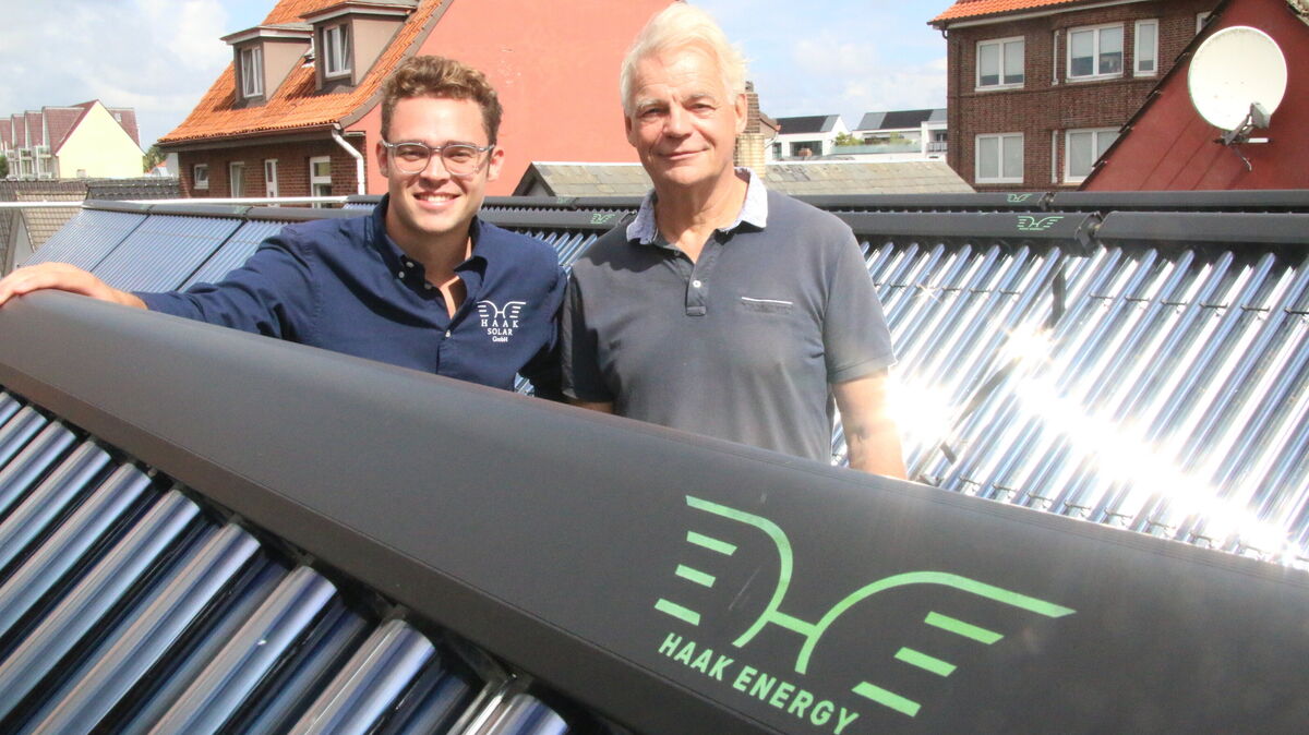 Auf dem Dach mitten im Lotsenviertel: Maximilian Haak und Andreas Just (r.) montieren 360 Vakuumröhren in der Schillerstraße. Foto: Jens Potschka