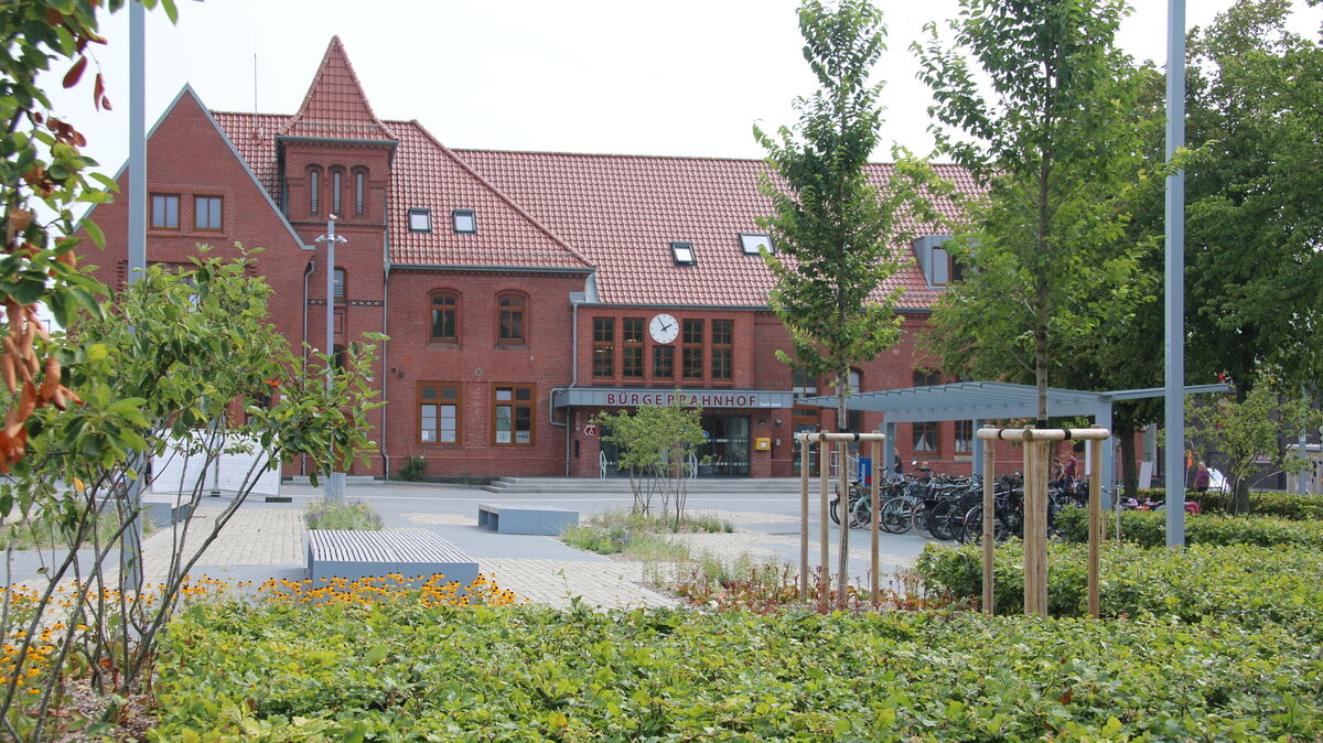 Der Bahnhof Cuxhaven: Laut Google-Rezensionen ein Beispiel für Sauberkeit und ordentliche Erscheinung, jedoch mit begrenzten Parkmöglichkeiten. Foto: Potschka