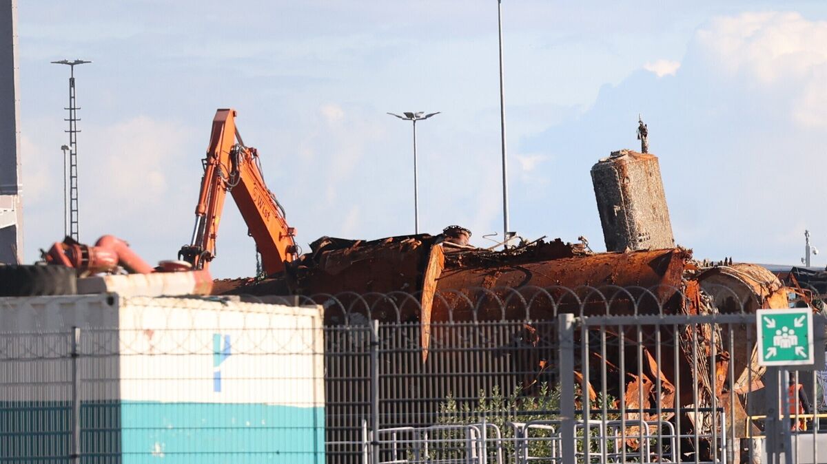 Das U-Boot U16 wartet auf dem Gelände von Machulez in Cuxhaven darauf, in seine Einzelteile zerlegt zu werden. Foto: Larschow