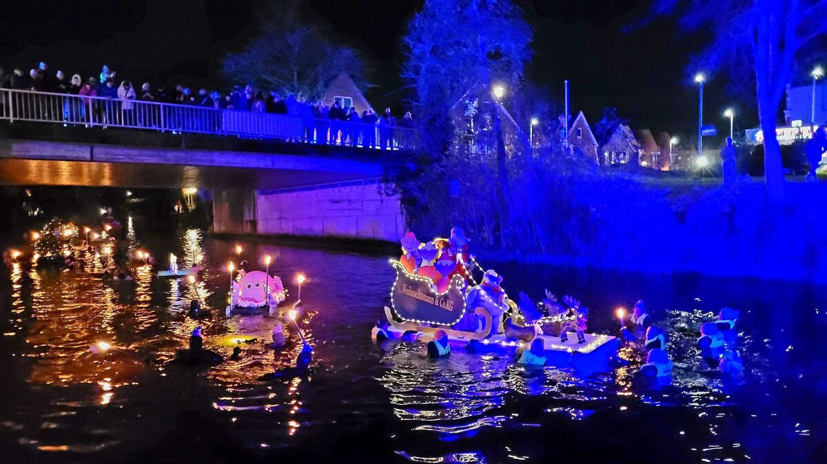 Bei 22 Grad baden gehen? Das kann ja jeder. Aber die Fackelschwimmer brauchen den Nervenkitzel. Rund 40 in Neoprenanzüge gehüllte Taucherinnen und Taucher stiegen am Sonnabend ins eiskalte Nass der Medem. Foto: Mangels