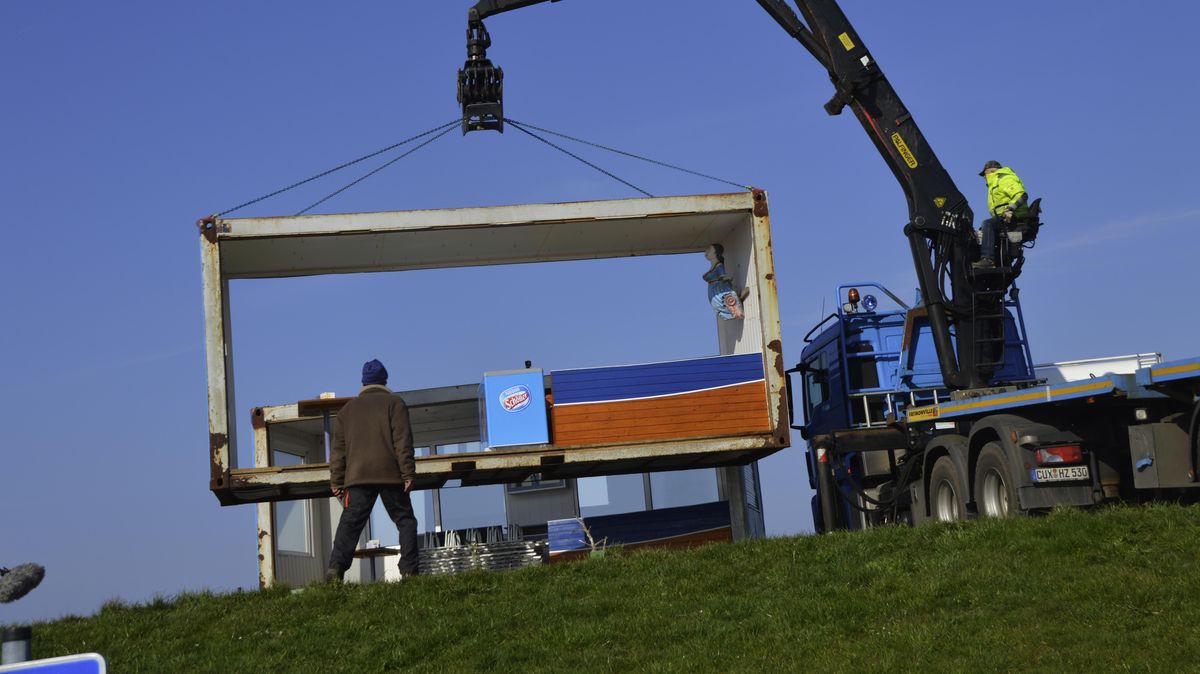 Mit einem Autokran wurden die Container aus dem Winterquartier in Padingbüttel geholt und in Spieka-Neufeld am Wasser zum Container-Restaurant "Ebbe & Flut" aufgestellt. Foto: Malekaitis