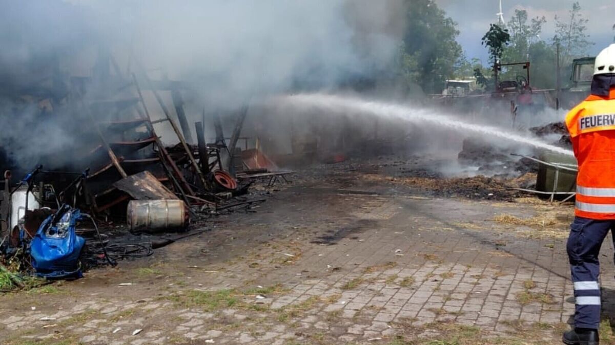 Mit einem massiven Innen- und Außenangriff kämpfen die Einsatzkräfte gegen die Flammen. Foto: Feuerwehr