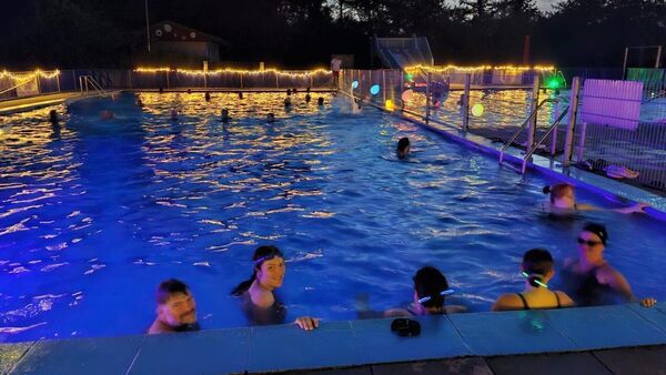 Mitternachtsschwimmen in Oxstedt: Fast 100 Gäste kommen ins Freibad