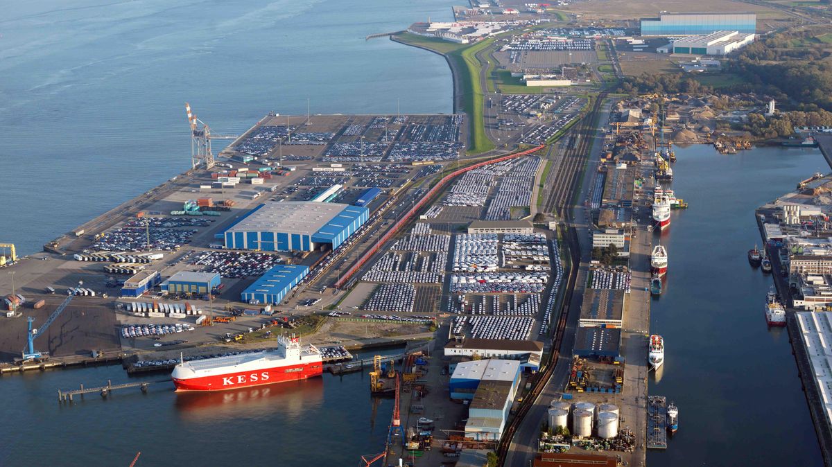 Im Hafen von Cuxhaven wurden im ersten Halbjahr deutlich weniger Autos umgeschlagen als im vergangenen Jahr. Foto: Scheer