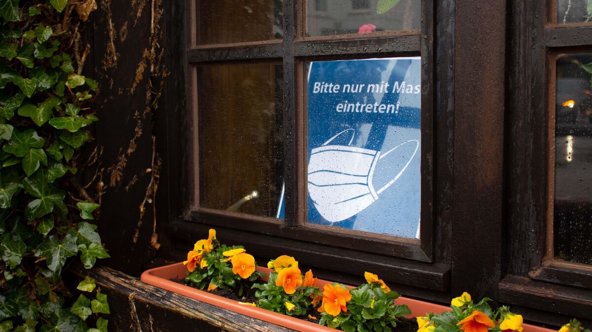 Ein Schild im Fenster des Restaurants "Alt Bremerhaven" weist darauf hin, dass Kunden nur mit Maske eintreten dürfen. Foto: Stoike