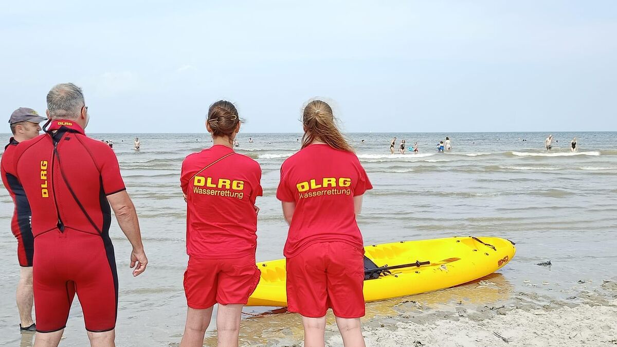 Die Lamstedter Rettungsschwimmer haben das Wasser und die Badegäste auf Spiekeroog immer im Blick. Foto: Ute Mahler-Leddin